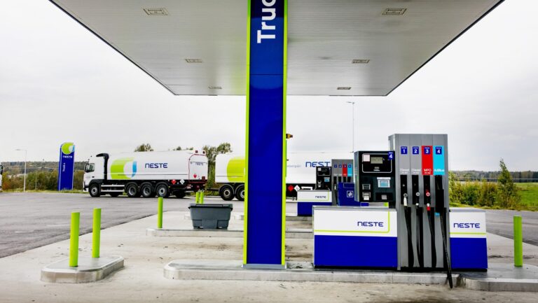 Neste Vrachtwagen bij een tankstation