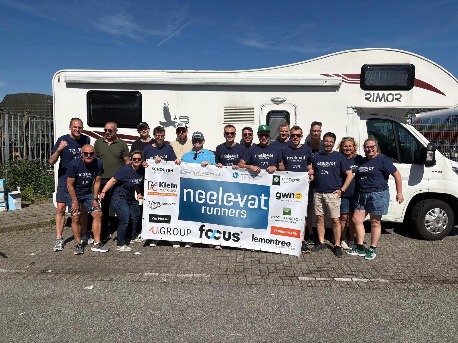 Neele-Vat Runners Team 134 tijdens de Roparun 2026 met sponsors waaronder Van der Heijden Transport