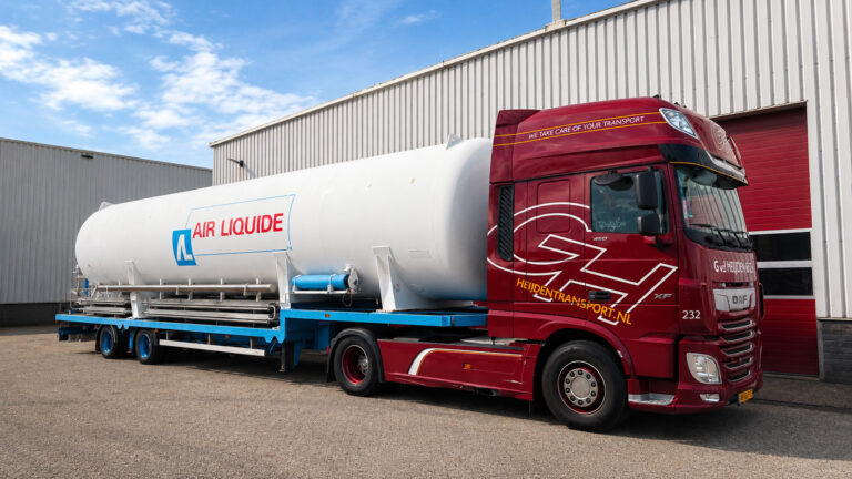 Van der Heijden voert eerste tanktransport uit na de overname van HB Sluimers Transporten met een eigen trekker voor Jongeneel Energie Transport.