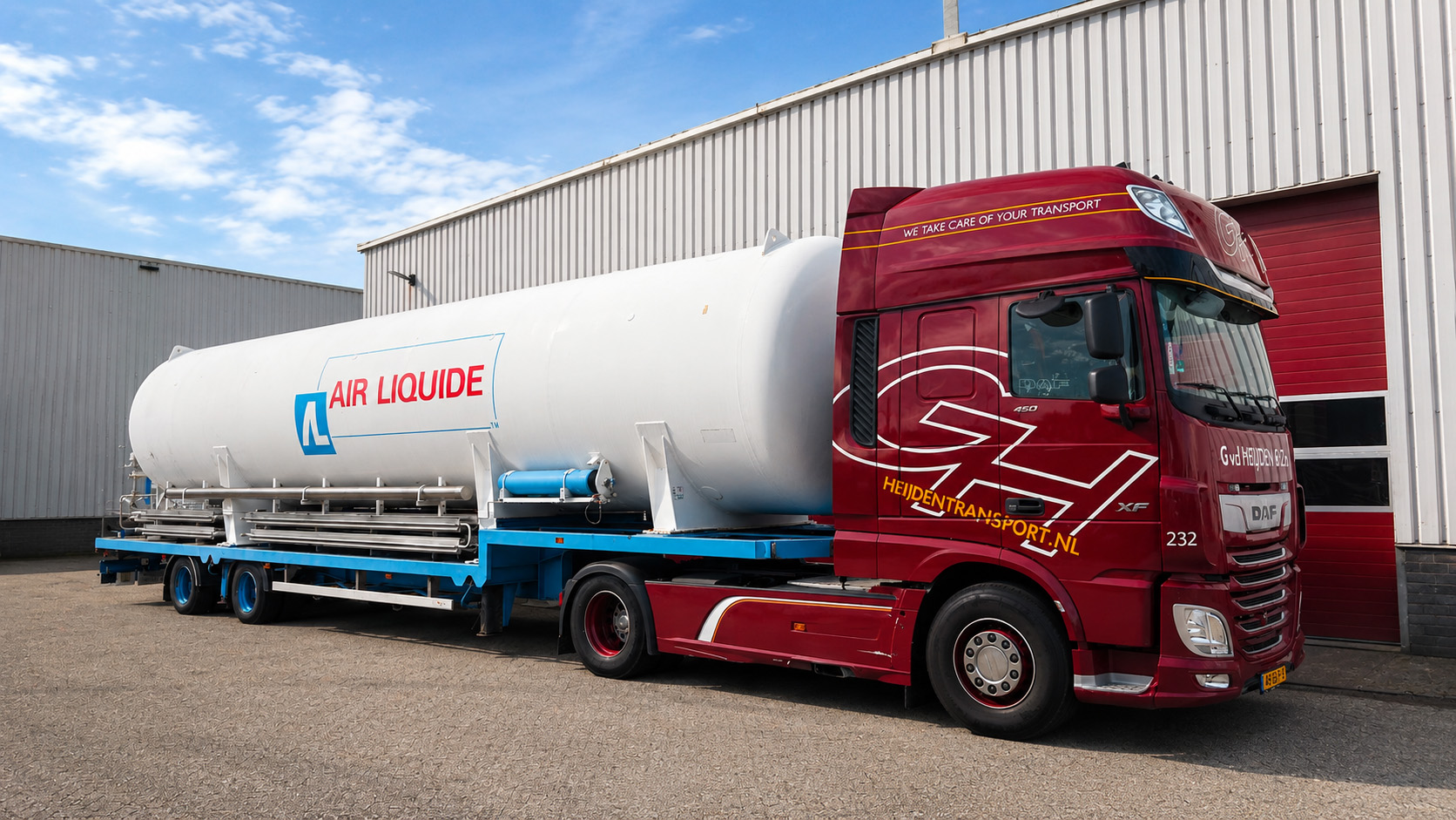Van der Heijden voert eerste tanktransport uit na de overname van HB Sluimers Transporten met een eigen trekker voor Jongeneel Energie Transport.