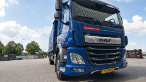 DAF CF75 voor staaltransport met autolaadkraan bij Van der Heijden Transport