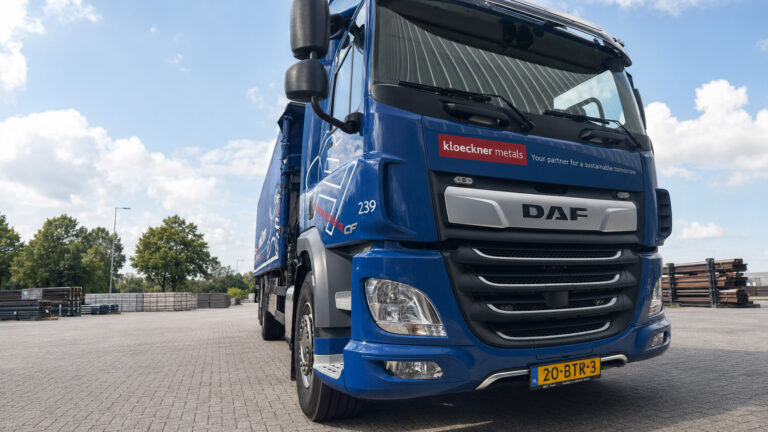 DAF CF75 voor staaltransport met autolaadkraan bij Van der Heijden Transport